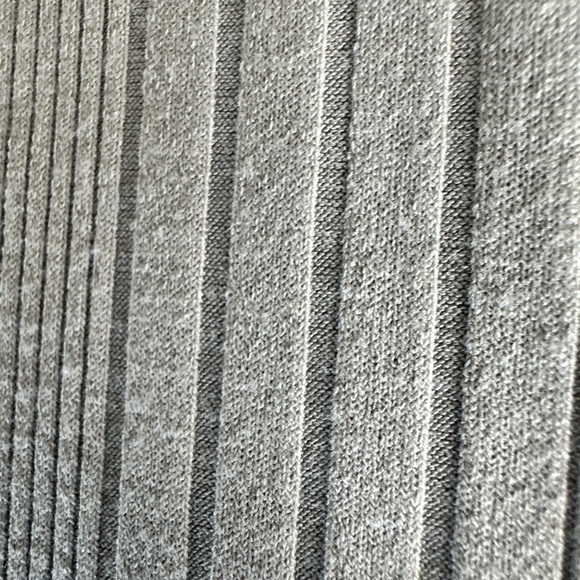 Forever 21 Women’s Sage Green Too - Picture 4 of 6